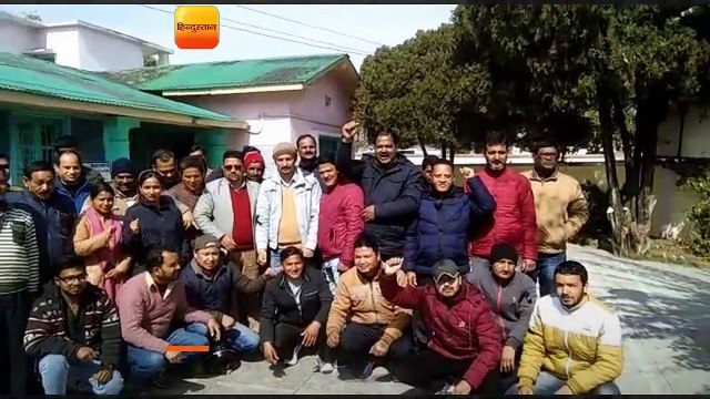 पिथौरागढ़ में कर्मचारियों ने सीएमओ कार्यालय में प्रदर्शन किया