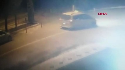 Elazığ Taksinin Park Halindeki Otomobile Çarpıp Uzaklaşması Kamerada