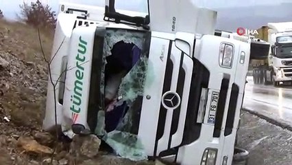 Meyve yüklü TIR devrildi: 1 yaralı