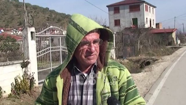 Ora News - Banorët e Syzezës në Urën Vajgurore 15 vjet pa ujë, kthehen tek puset