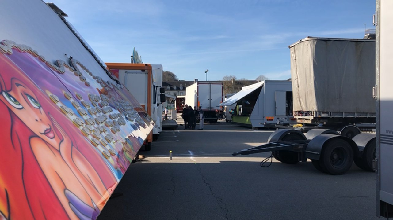Les forains s’installent sur la place Aristide-Briand