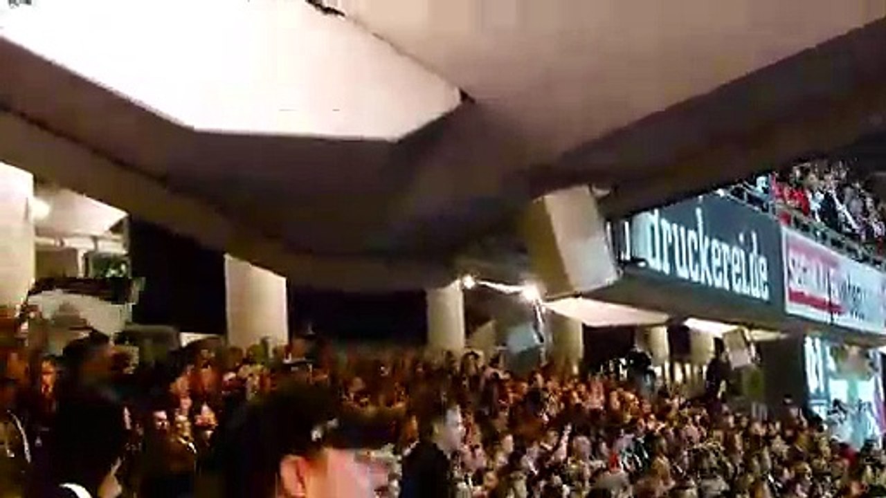Les supporters de Francfort font trembler les tribunes