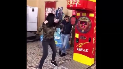 Elle rate le punching ball et met KO son copain