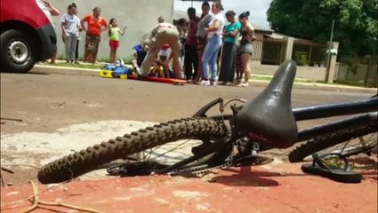 Carro e bicicleta batem deixando uma criança ferida