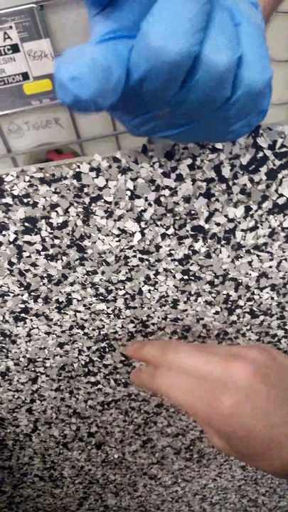 Gratter les flocons d'époxy - Peinture DM Prestige