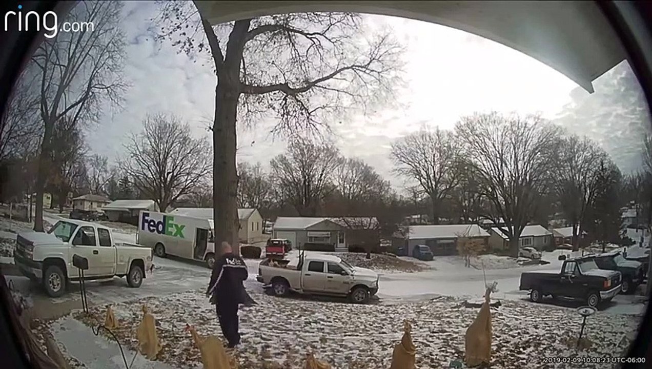 Trottoir verglacé ? Ce livreur glisse assis pour ne pas tomber ! Technique Fed Ex !