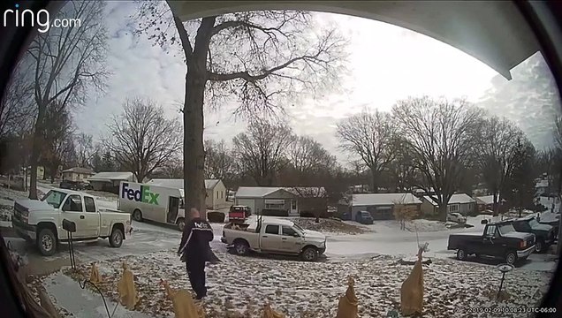 Trottoir verglacé ? Ce livreur glisse assis pour ne pas tomber ! Technique Fed Ex !