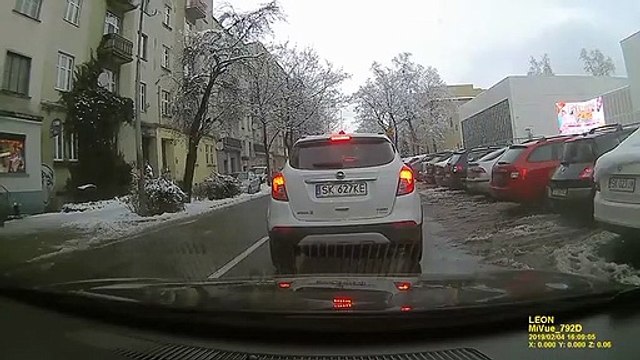 Mamie aide une voiture à reculer.. qui ne reculera jamais !