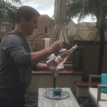 Sabrer une bouteille de vin avec... un verre à pied ? FAIL !