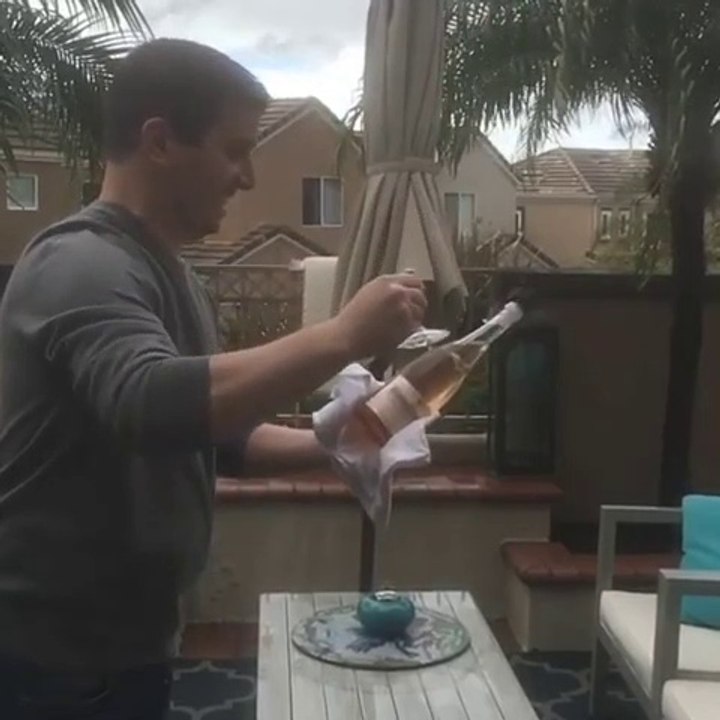 Sabrer une bouteille de vin avec... un verre à pied ? FAIL !