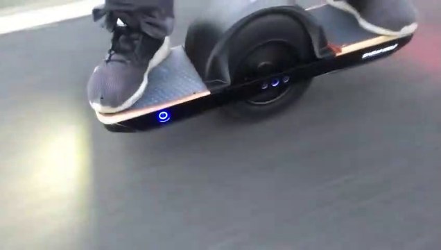 Trottinette électrique.. ce casque lui sauve la vie !