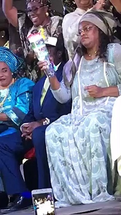 Aprés le "mbarasse", cette nouvelle danse de Marième Faye Sall fait le buzz sur la toile !