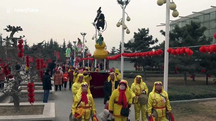 Six-year-old performer nods off while suspended in midair on a pole