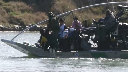 شاهد:  السلطات الأميركية تنقذ عائلة مهاجرين من نهر ريو غراندي عند الحدود مع المكسيك