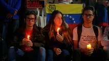 Jóvenes venezolanos celebran una vigilia en Caracas por los muertos en las protestas