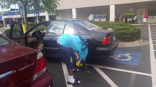 Il s'en va avec le sabot de la fourrière accroché à sa voiture... Rien à faire