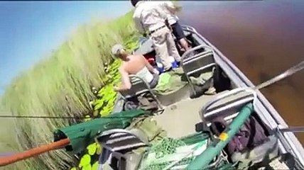 Un énorme crocodile passe juste sous leur bateau... Terrifiant