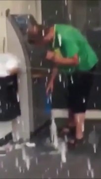 Cet homme ivre est trop bourré pour retirer de l'argent et va prendre une bonne douche