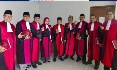 Hati-Hati Saat Berpose! Karena Pose 2 Jari, Para Hakim Ini Jadi Viral