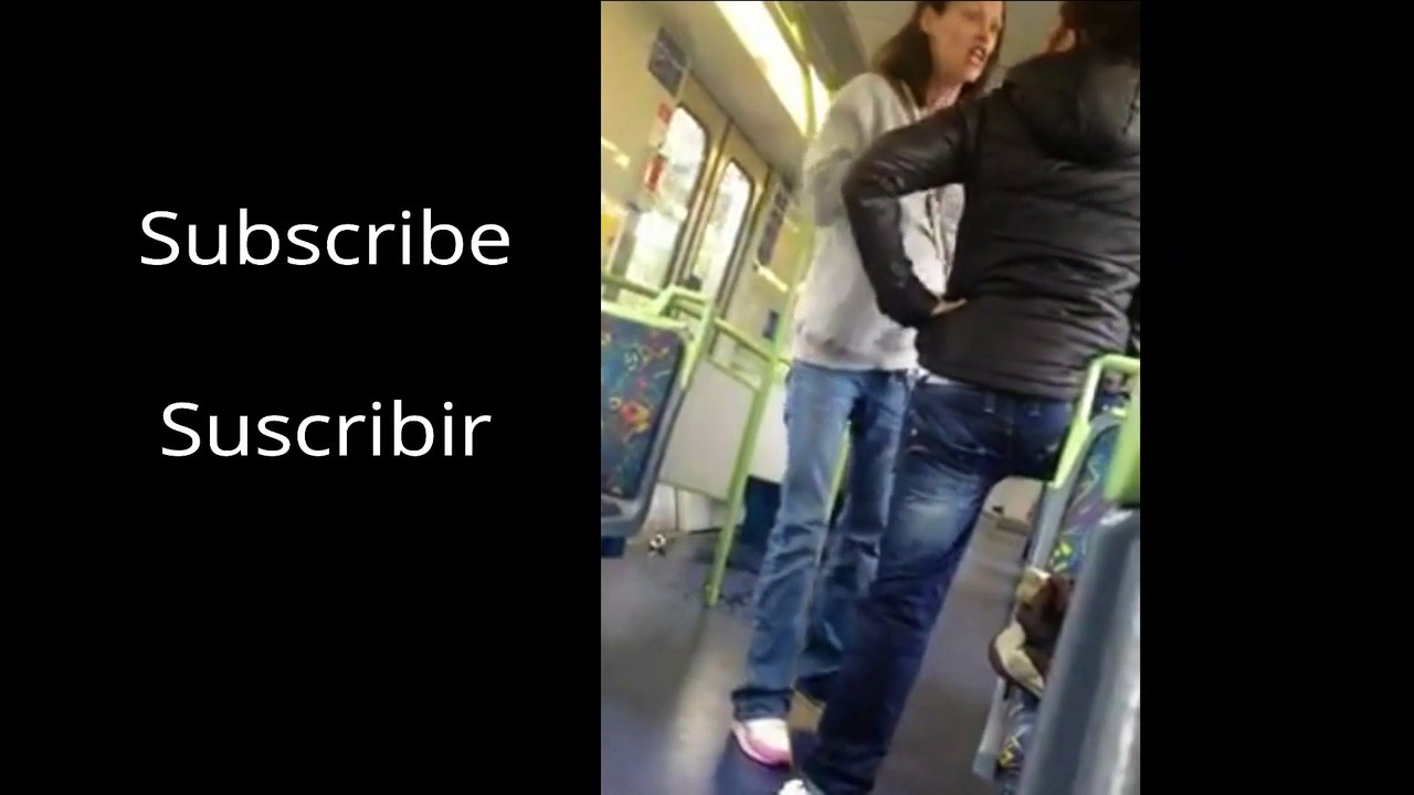 Lady Fight In " Metro Train "/  Lucha de chicas en " tren de metro"