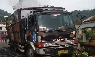Truk Pengangkut Gerabah Terbakar