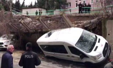 Beykoz İstinat Duvarı Çöktü Araçlar Altında Kaldı