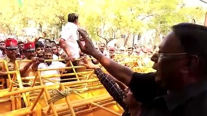 நாராயணசாமி தர்ணா போராட்டம்.. ஆளுநர் மாளிகை அருகே தள்ளுமுள்ளு-வீடியோ