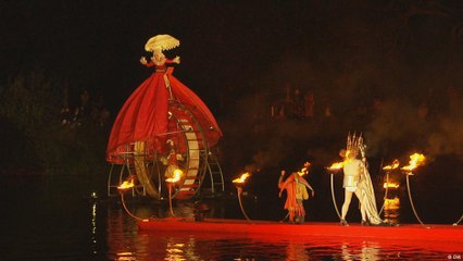 Companhia de teatro troca palco tradicional pela água