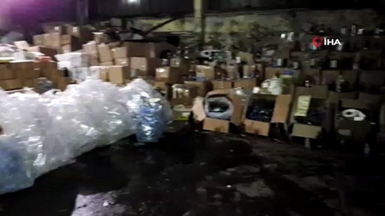 Küçükçekmece'de sahte içki imalathanesine düzenlenen baskında piyasa değeri yaklaşık 1 milyon 200 bin TL olan 10 bin şişe sahte içki ele geçirildi
