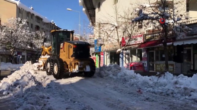 Karla mücadele çalışmalarında 2 bin kamyon kar taşındı