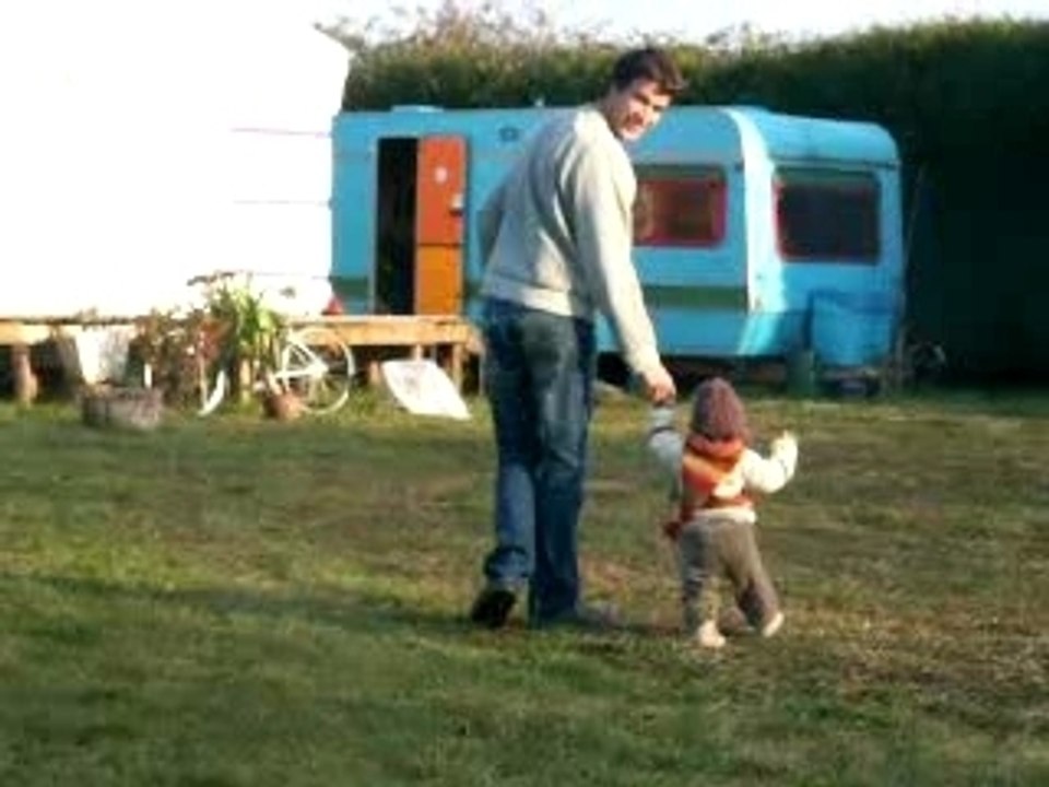 Llewelyn marche vers la yourte