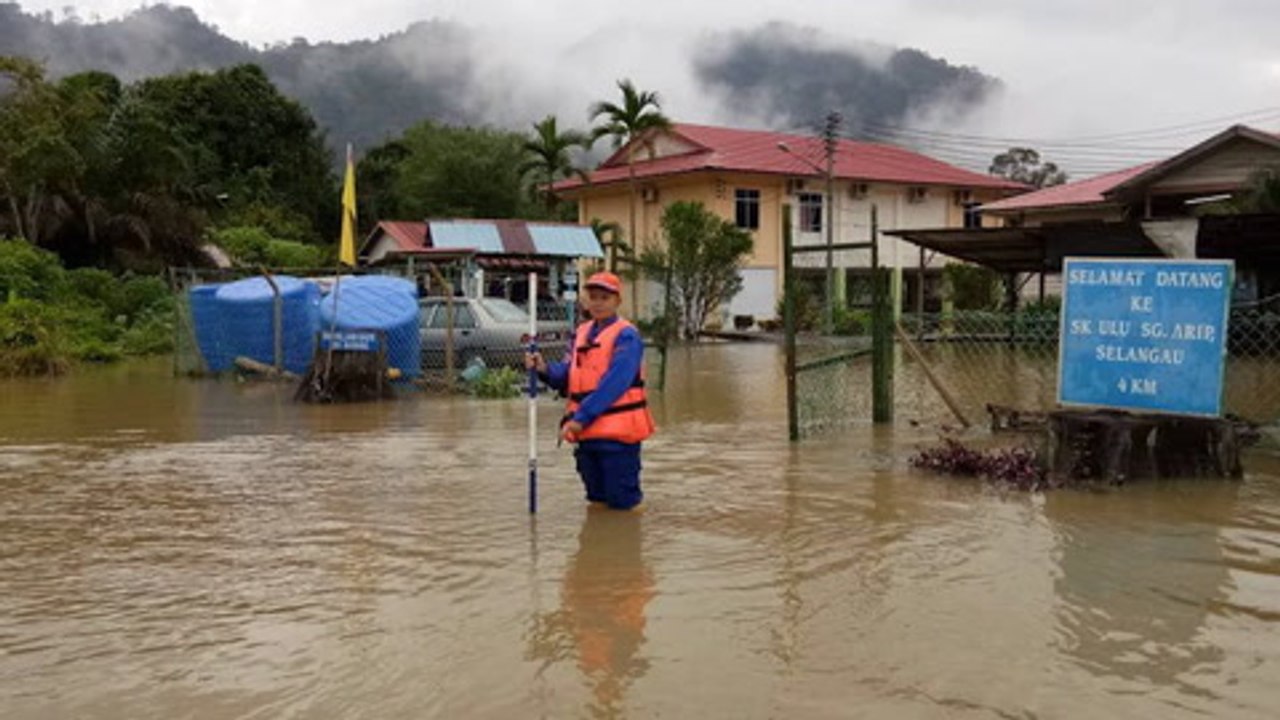 Ulu school flooded, classes cease