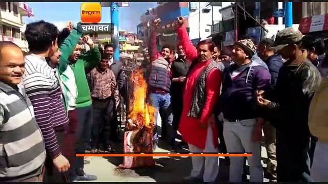 पुलवामा आतंकी हमले के विरोध में टैक्सी यूनियन ने पाकिस्तान का पुतला फूंका