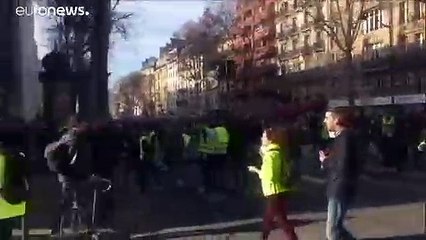 شاهد: "السترات الصفراء" يهاجمون مفكراً فرنسياً يهودياً في باريس والإدعاء الفرنسي يفتح تحقيقا