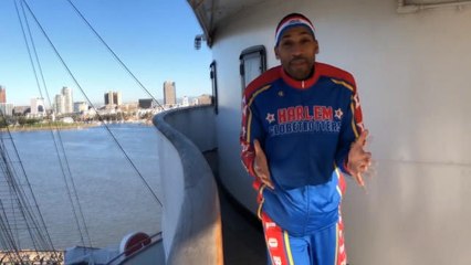 Download Video: Basketball - Incroyables trick shots des Harlem Globetrotters à bord du Queen Mary