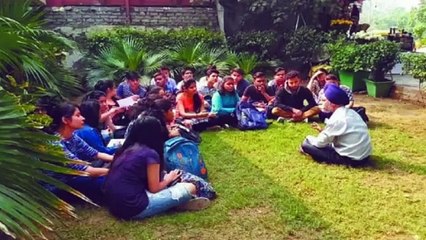 Dyal Singh College Dispute_ Principle taking class in park _ आपसी झगड़े में कॉले