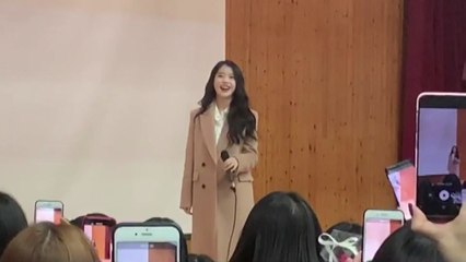약속 지킨 아이유...팬 졸업식장 깜짝 방문 / YTN