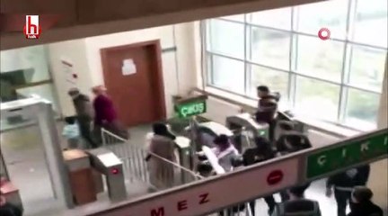 Görülmemiş olay: Bebeğini polislerin üzerine fırlatmaya...