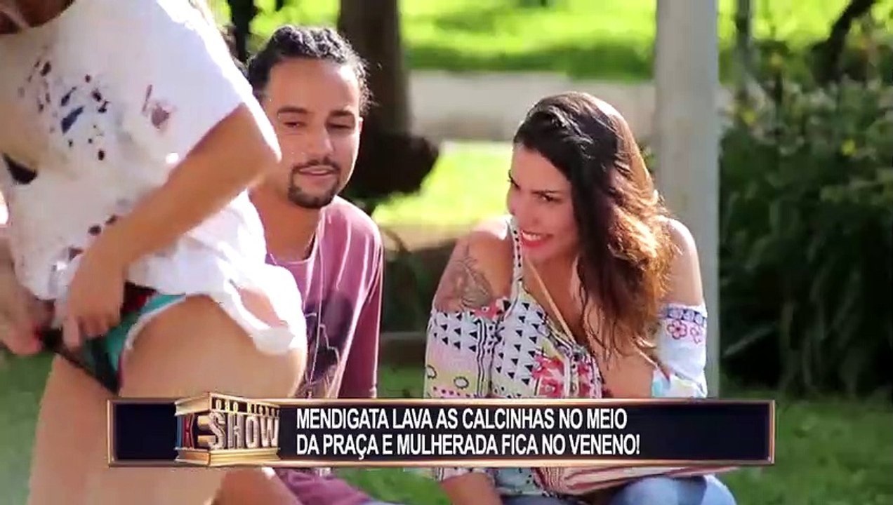 MENDIGA SENSUAL PROVOCA ESTRESSE ENQUANTO LAVA ROUPA NA PRAÇA