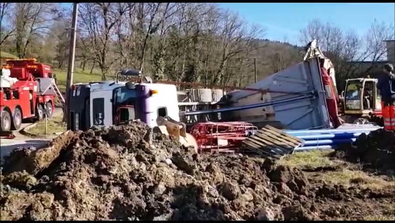 Salins-les-Bains: un camion de gravats se renverse