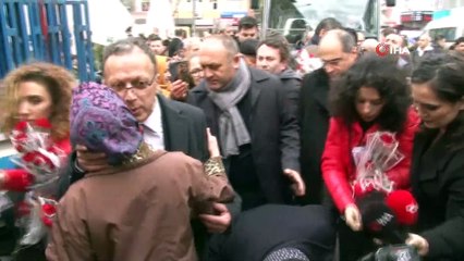 Ekrem İmamoğlu, pazara gelen kadınları karanfille karşıladı