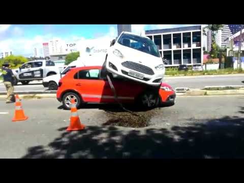 Carro fica em cima do outro após acidente na BR-230 em João Pessoa-PB