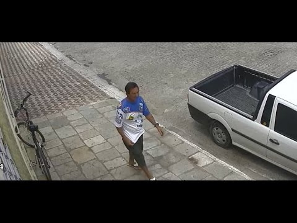 Flagrante: bandido tenta roubar bicicleta do radialista Tiago Souza (Itambé-PE)