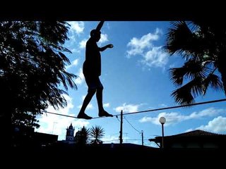 Jovens do FRV Slackline praticam o esporte na praça de Itambé PE 02