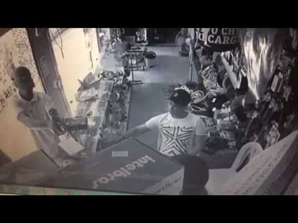 Bandidos assaltam loja de Vinícius SAT em Itambé PE (Parte Final)