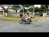 Repórter Tiago Souza na Moto de Jaspion pelas ruas de Pedras de Fogo e Itambé