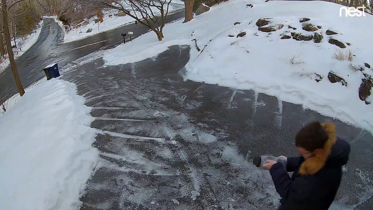 Verglas : il dévale son allée de jardin et termine sur la route !