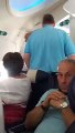 Elle le demande en mariage dans l'avion !