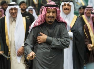 خادم الحرمين يؤدى العرضة عقب تدشين مشروعات تنموية