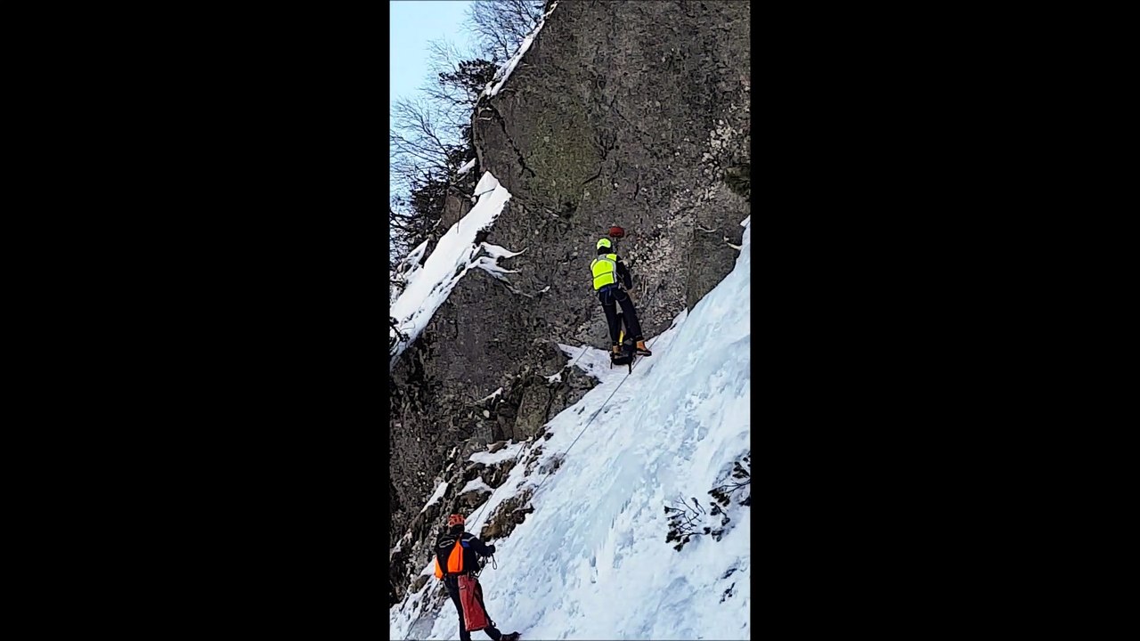 DNA - Exercice de sauvetage sur la cascade de glace du lac blanc par les gendarmes de montagne d'Hohrod
